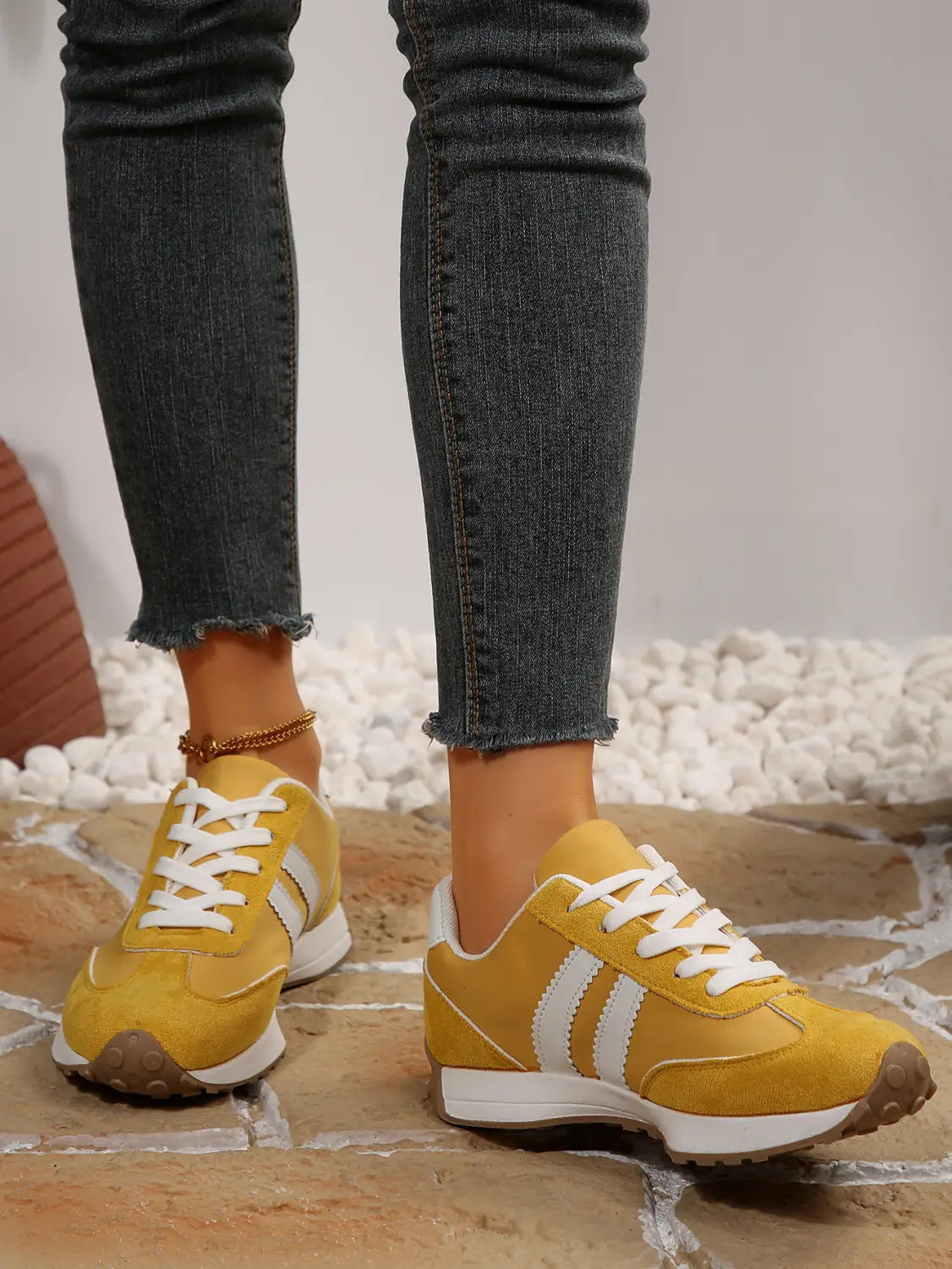 Gelbe Damen-Retro-Chunky-Sneaker aus Veloursleder mit atmungsaktivem niedrigem Schaft; weiße Streifen und Schnürsenkel.