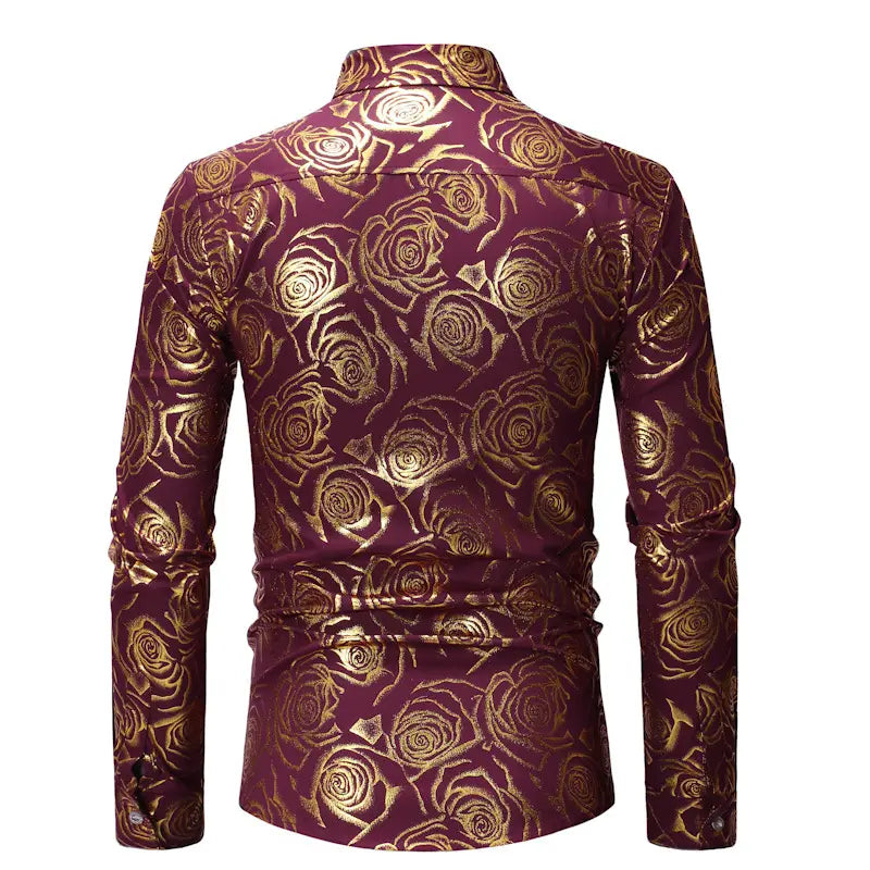 Chemise habillée pour homme à manches longues en tissu bordeaux profond, ornée d’un motif raffiné de roses dorées avec un subtil éclat métallisé pour un usage décontracté.