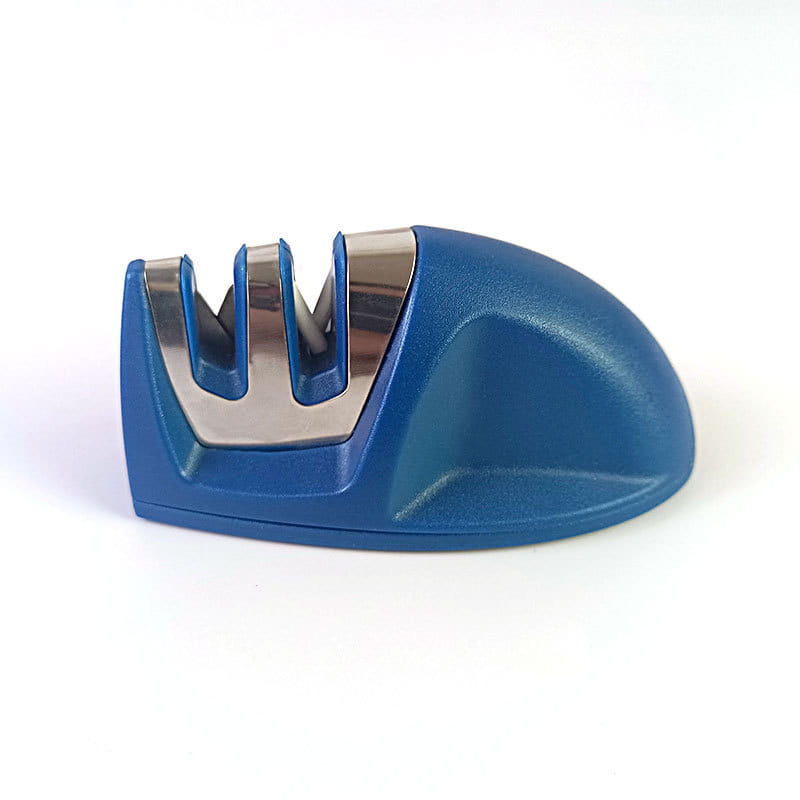 Affûteur de couteaux en plastique bleu et en acier inoxydable, à trois fentes, conçu comme outil portatif d’affûtage pour souris.