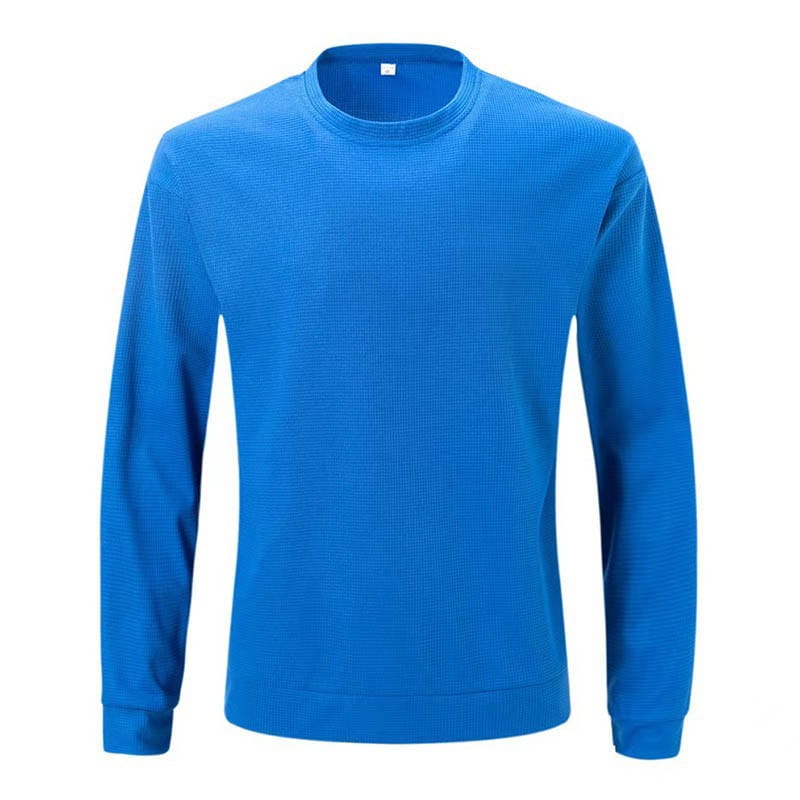 Ein leuchtend blauer Langarm-Pullover für Herren mit geprägtem Waffelstrickgewebe.