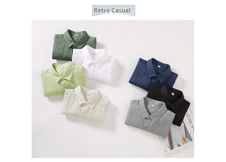 Eine Kollektion aus sechs ordentlich gefalteten Herren-Langarm-Leinenhemden im lässigen Stil mit Knopfleiste in gedämpften Tönen, einschließlich Olivgrün, Weiß, Hellgrün, Marineblau, Schwarz und Grau.