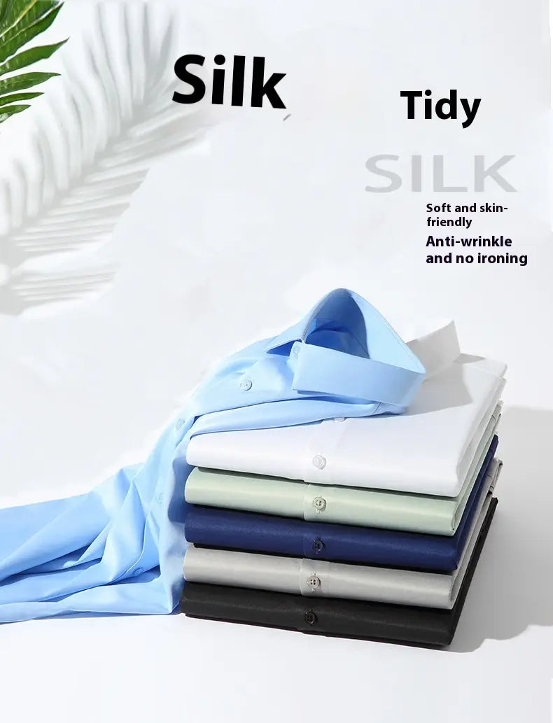 Pile de chemises habillées en soie pour homme à manches longues, pliées avec soin, en bleu clair, blanc, vert menthe, bleu marine, gris et noir.