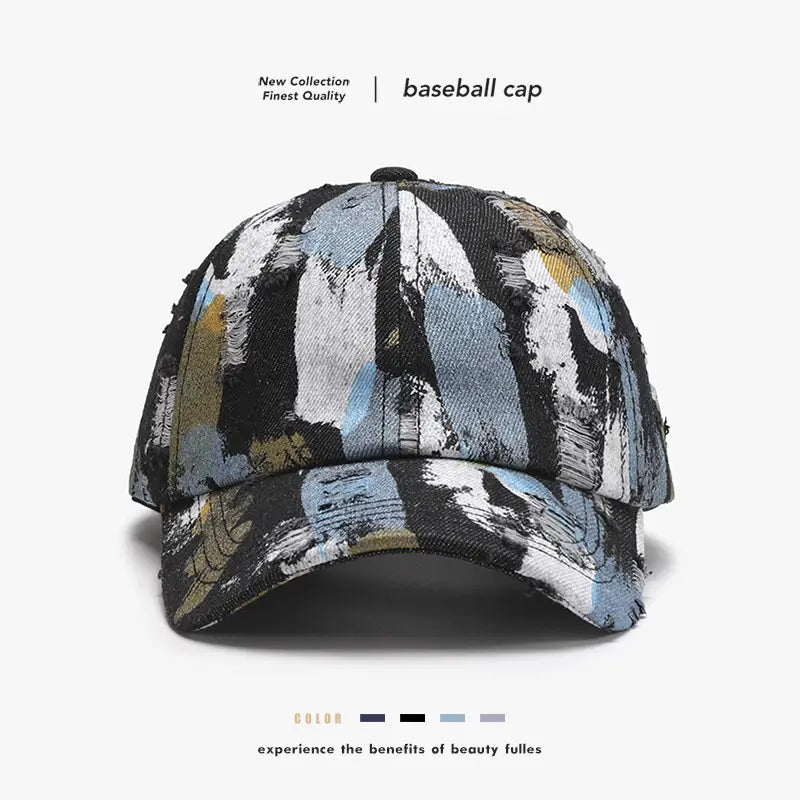 Une casquette de baseball en coton à projections de peinture vieillies, présentant un motif abstrait audacieux dans des tons noir, blanc, bleu et jaune atténué.