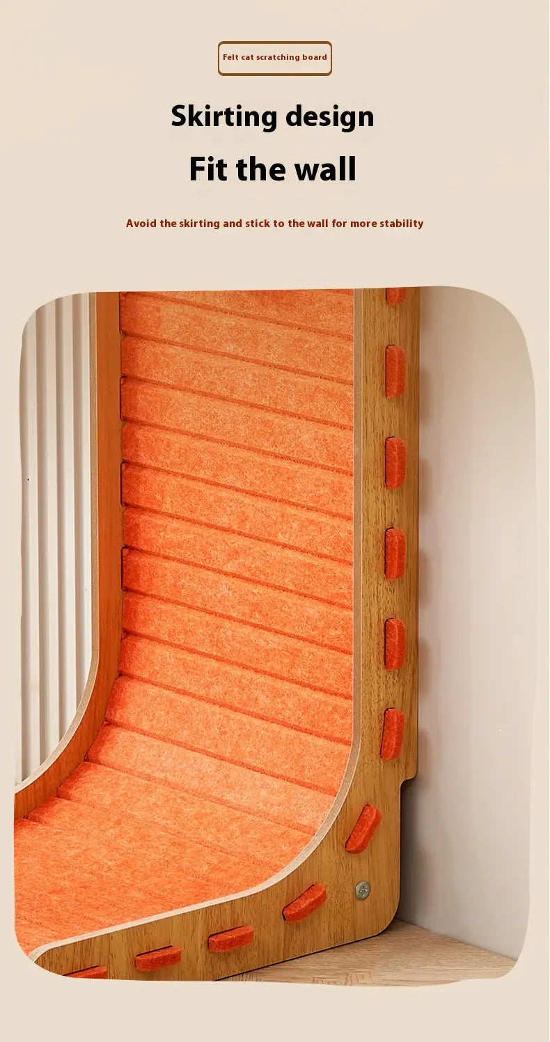 Orangefarbenes Filz-Katzenkratzbrett mit Holzrahmen und einer an der Wand montierten Sockelleisten-Designlösung aus vertikalem Sisalfaserfilz zum Kratzen für Katzen.