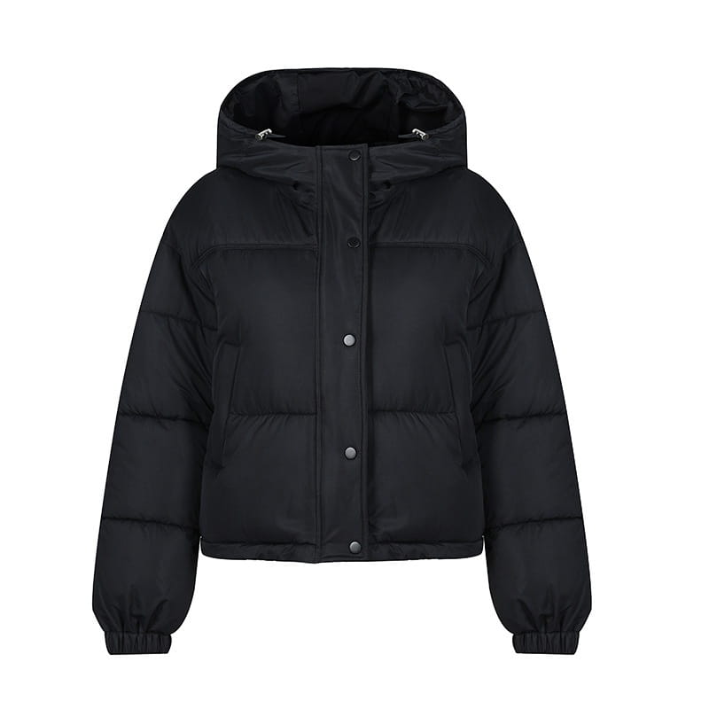 Leichte Kapuzen-Pufferjacke aus Baumwolle in Schwarz mit Steppbahnen und silberfarbenen Knöpfen.