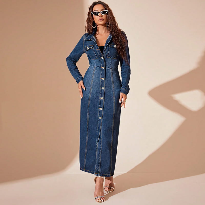 Ein stilvolles langärmeliges Maxi-Cardigan-Kleid aus Denim mit Knopfleiste vorne aus mittelgewaschenem blauem Baumwoll-Denim.