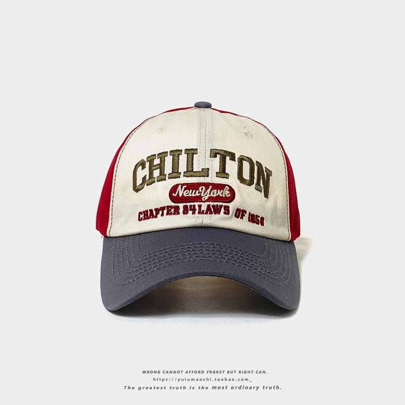 Casquette de baseball rétro à empiècements contrastés crème et rouge, avec broderie « Chilton New York Chapter 84 Laws of 1956 » en texte brun foncé et bordeaux, conçue comme un chapeau de soleil.