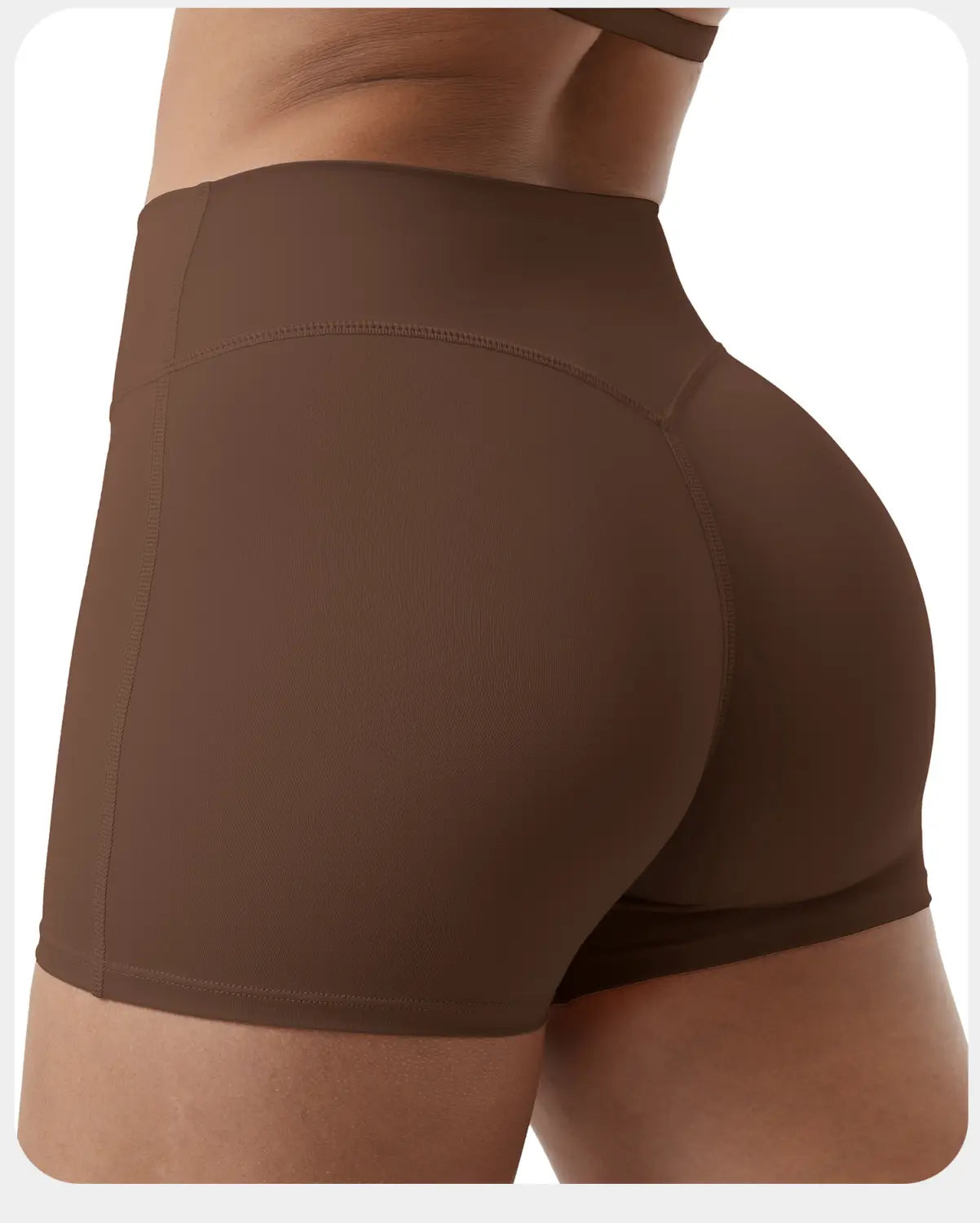 茶色のハイウエスト速乾ランニングショートパンツ。なめらかで体にフィットする生地を使用し、運動パフォーマンスのために設計されています。