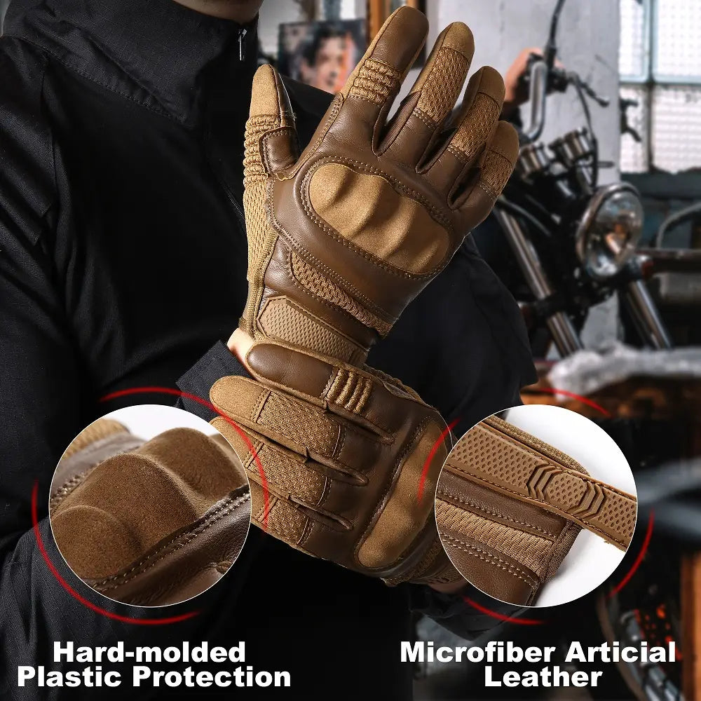 Gants de moto tactiques beige, présentés de dos, avec protection des articulations en plastique rigide moulé renforcé et panneaux en microfibre imitation cuir.