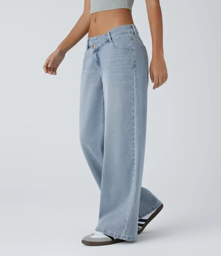 Jean en denim taille haute et coupe droite à lavage clair, présentant une silhouette large décontractée dans une matière denim résistante.