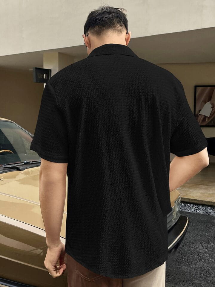 Schwarzes strukturiertes Hemd mit kurzem Ärmel im Casual-Stil für Herren mit Kragen, geeignet für den Alltag