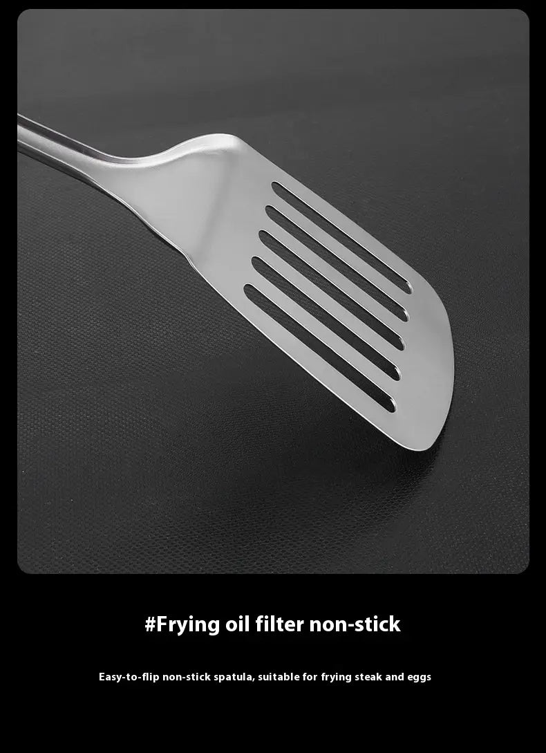 Spatule pour wok en titane en acier inoxydable argentée, avec une surface antiadhésive élégante et cinq fentes parallèles pour retourner facilement le steak ou les œufs.