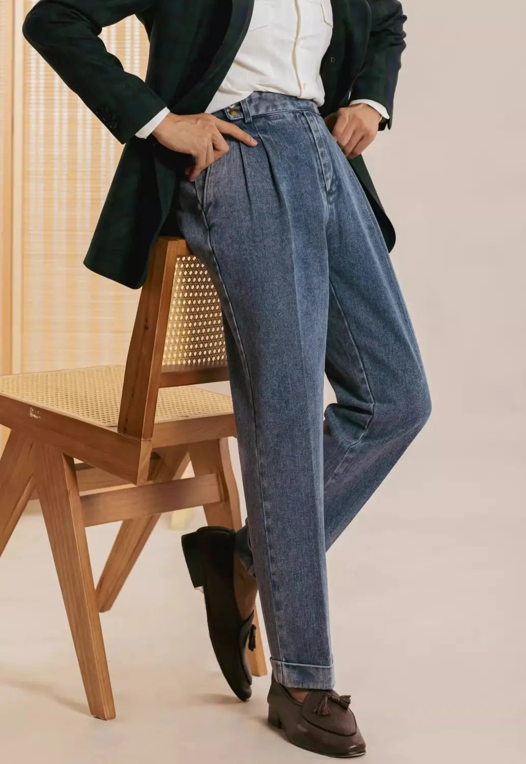 Pantalon en denim bleu pour hommes à taille haute, plissé, à coupe décontractée, lavage moyen, avec des plis subtils à la taille