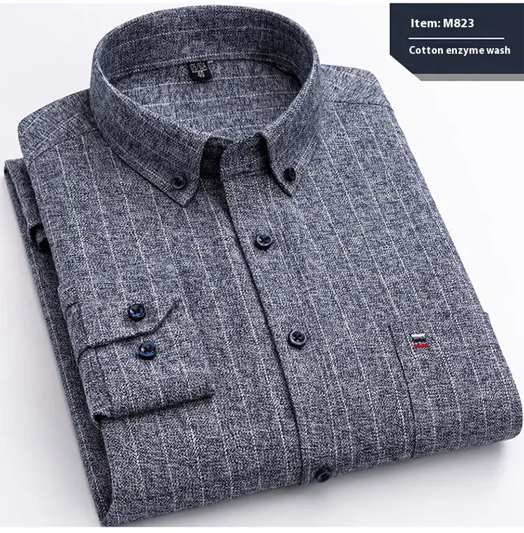 Schmal geschnittenes Hemd mit Karomuster in Grau, als Pinstripe-Button-Down mit dunkelblauen Knöpfen und kleinem rotem Logo auf der Brusttasche.