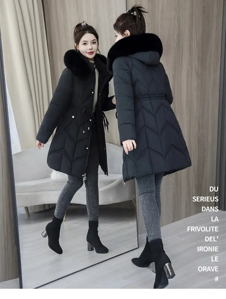 Schwarze Steppjacke (Puffer) mit kuscheliger, pelzgefütterter Kapuze und gesteppten Baumwollpaneelen, ausgelegt für winterliche Wärme