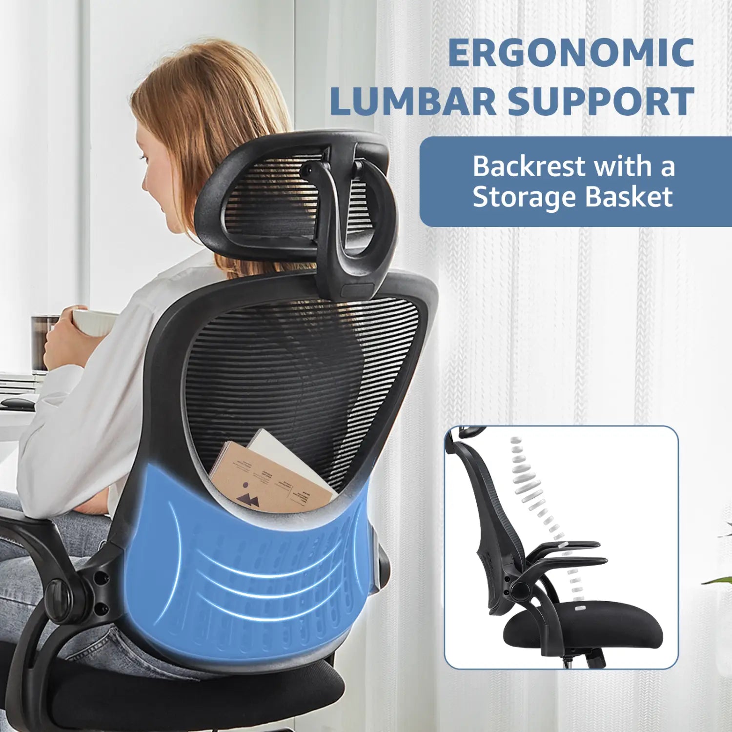 Chaise de bureau ergonomique en maille noire avec accoudoirs relevables et coussin de support lombaire bleu, illustrée depuis le côté arrière.