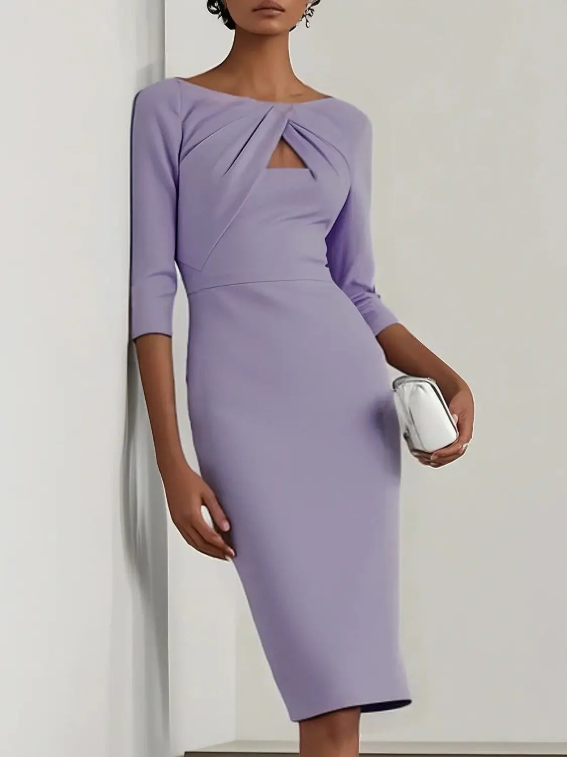 Robe midi cintrée à encolure nouée élégante, en lilas, avec des manches trois-quarts et une silhouette ajustée.