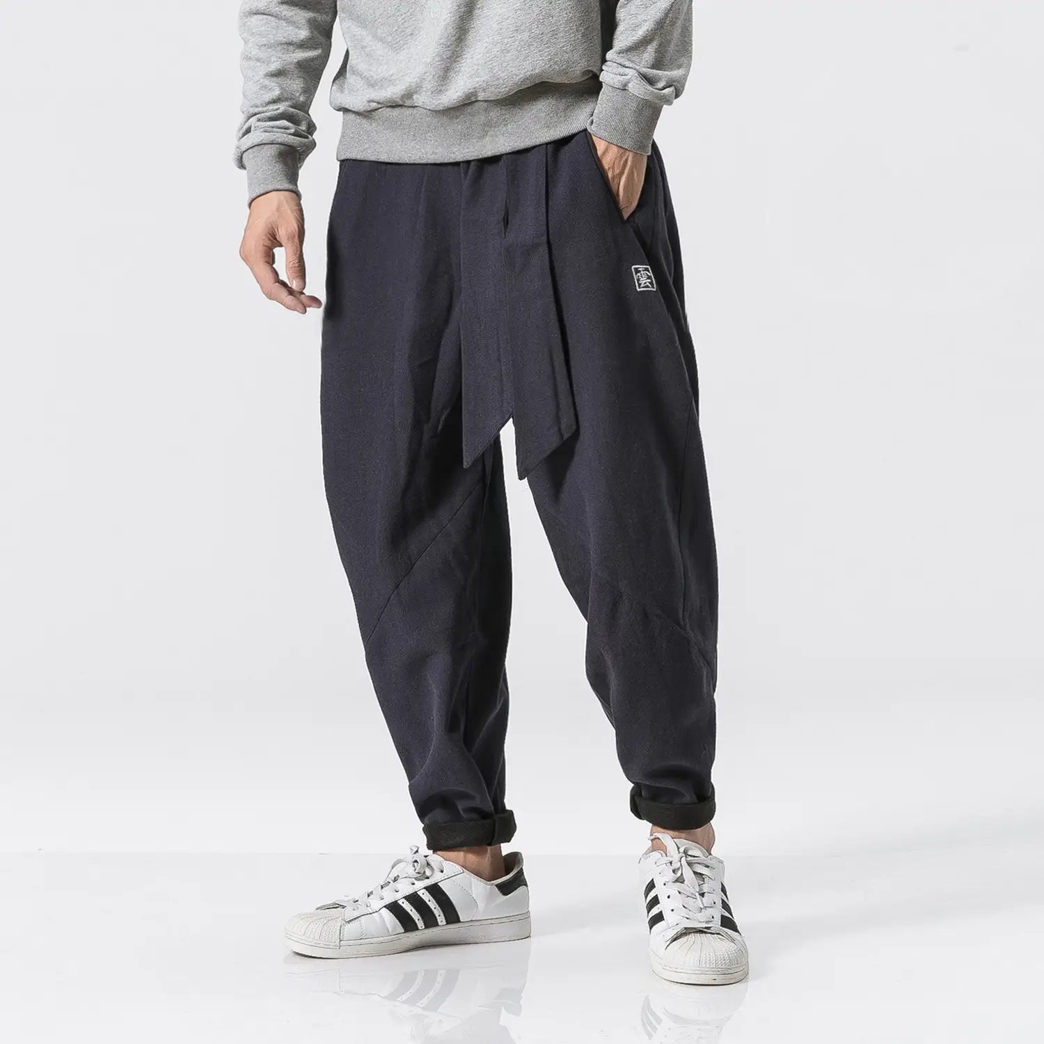 Herren-Veloursfutter-Cargo-Jogger in Dunkelnavy mit Kordelzug in der Taille und zulaufenden Bündchen, von hinten dargestellt.