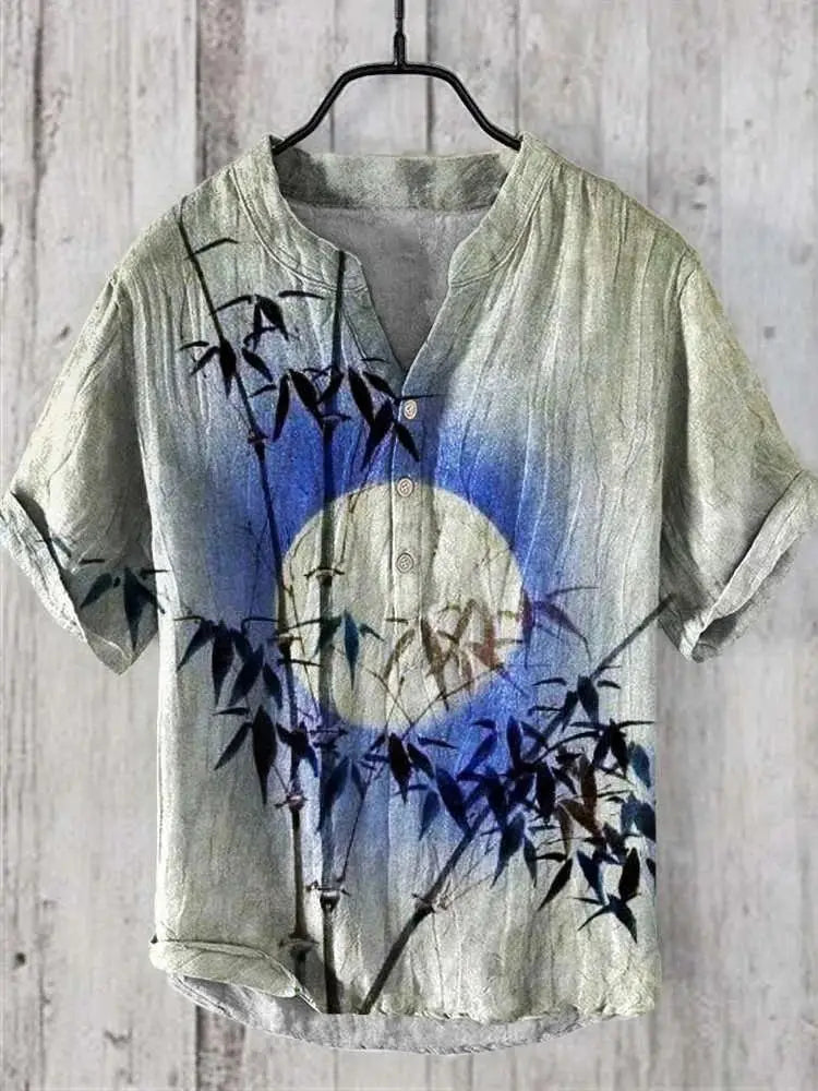 Ein Herrenhemd mit kurzen Ärmeln und Knopfleiste in Hellgrün, mit einem Bambusdruck-Design mit Stämmen und Blättern auf blauem Verlaufshintergrund sowie einem zentralen weißen Kreis-Motiv.