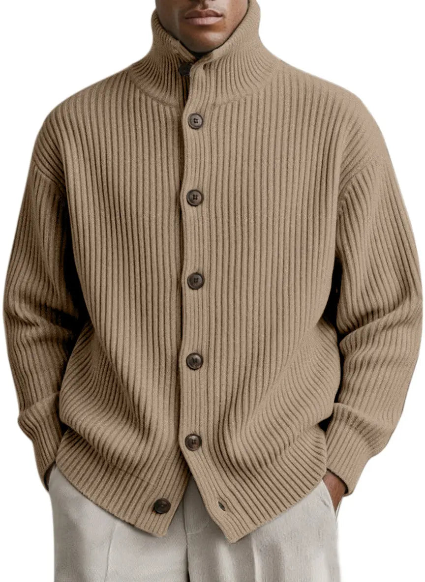 Beiger Rippstrick-Cardiganmantel für Herren mit dunkelbraunen Knöpfen und Turtleneck-Design.