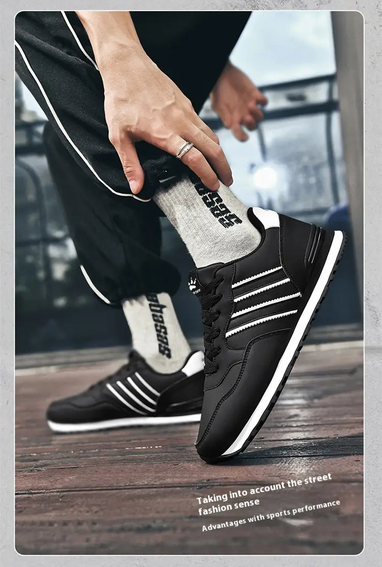Baskets de sport rétro en cuir noir avec des bandes blanches et une semelle assortie blanche, présentant un design épuré qui associe le style baskets décontracté rétro aux performances sportives.