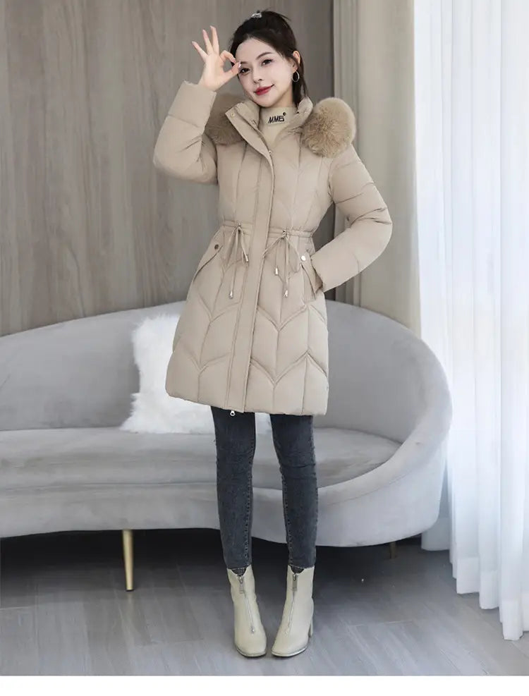 Beige gesteppten Winter-Steppjacke (Puffer) aus Baumwolle mit pelzgefütterter Kapuze und Diamantmuster-Design.