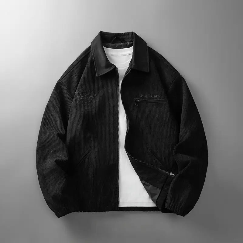 Herren-Casual schwarze Cord-zipjacke mit dezentem Stickdesign auf der Brust und Verschluss mit durchgehendem Front-Reißverschluss.