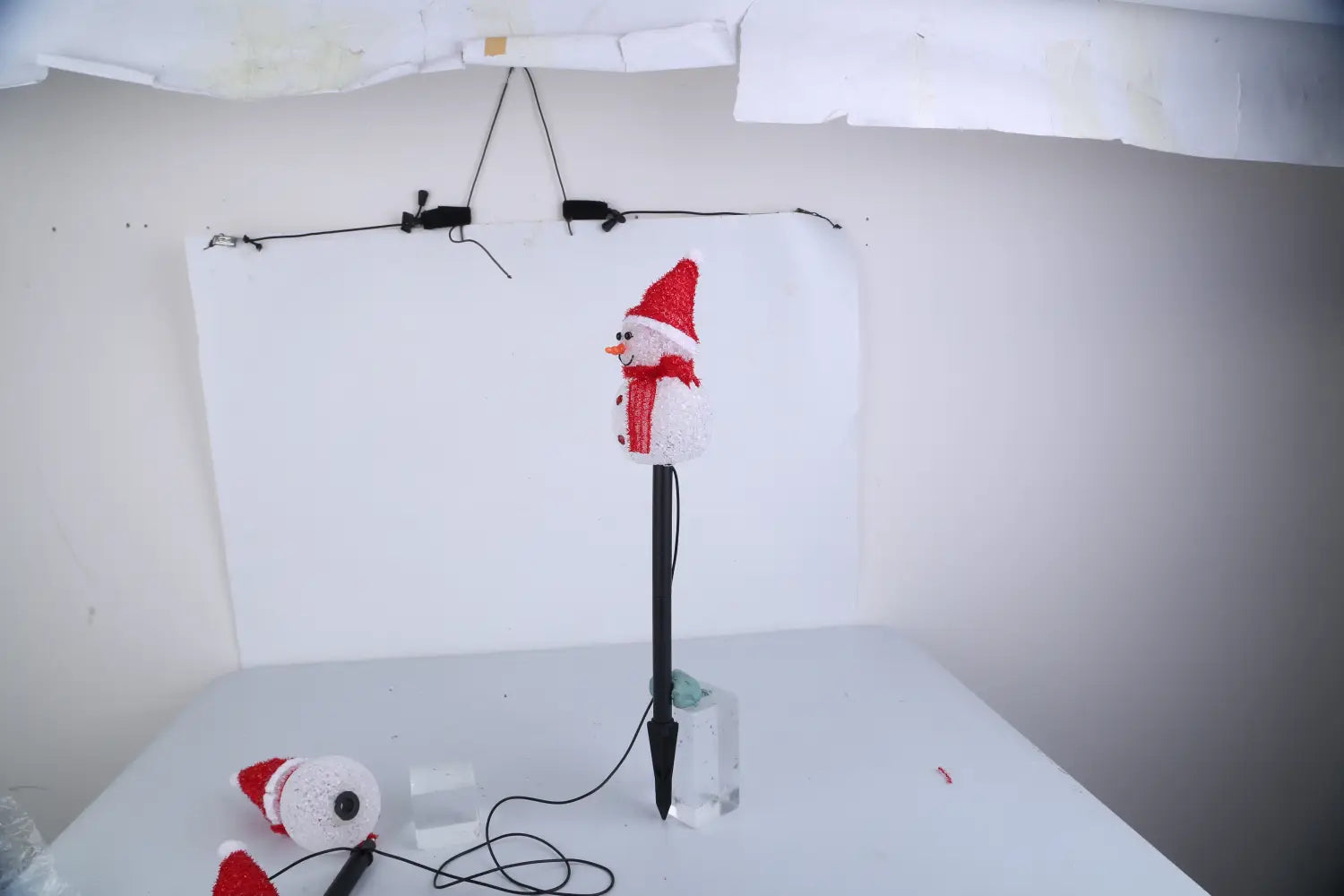 Lot de 3 éclairages solaires de jardin en forme de bonhomme de neige, comprenant des bonhommes rouges et blancs avec des chapeaux et des écharpes festifs, indice IP55, adapté à la décoration extérieure.