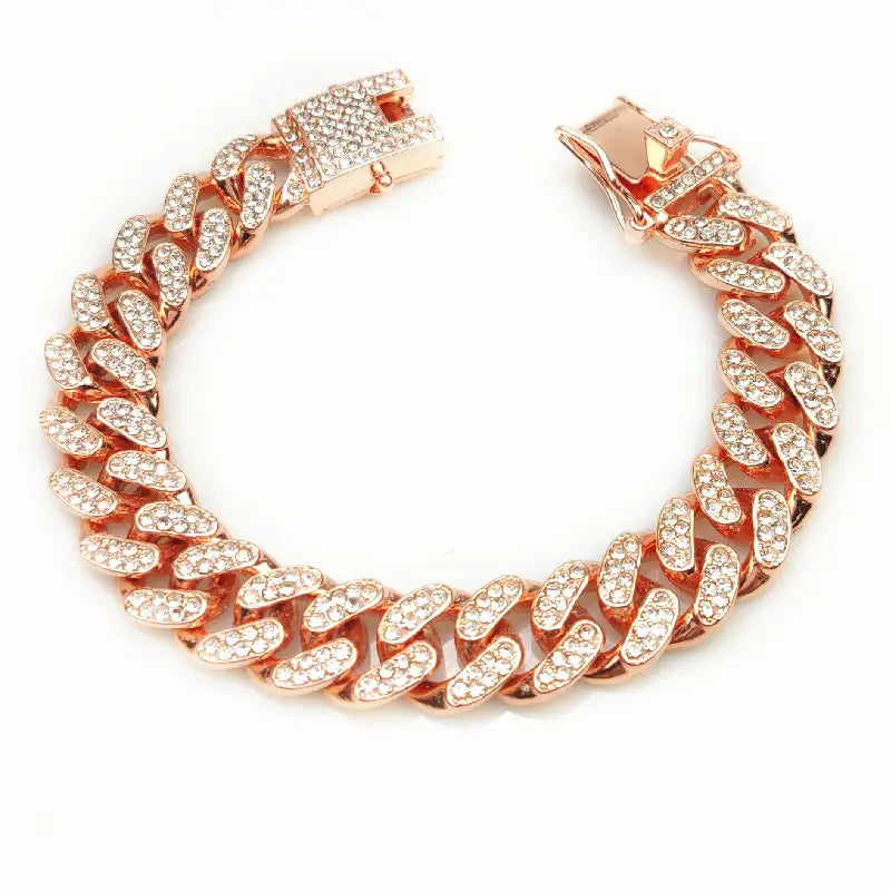 collier pour animal en chaîne cubaine de couleur rosé, orné de nombreux cristaux transparents présentant un design « glacé »