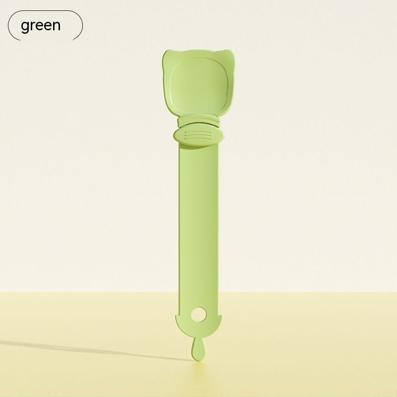 Une cuillère en silicone en forme de chat vert clair, avec un long manche et un orifice en bas, conçue pour l’extrudeuse de friandises pour chat et l’ensemble de cuillères en silicone pour aliments pour animaux