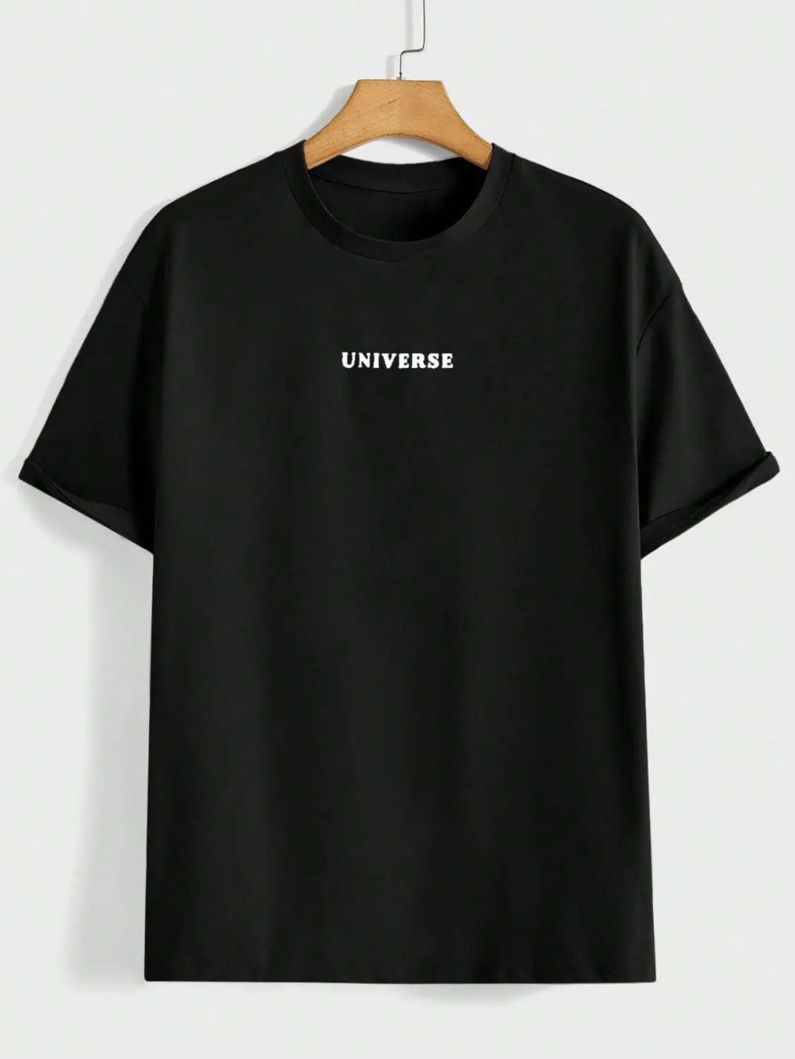 Schwarzes Baumwoll-Herren-T-Shirt mit kurzen Ärmeln und in Weiß über die Brust gedrucktem Universe aus der Believe-in-Yourself-Kollektion.