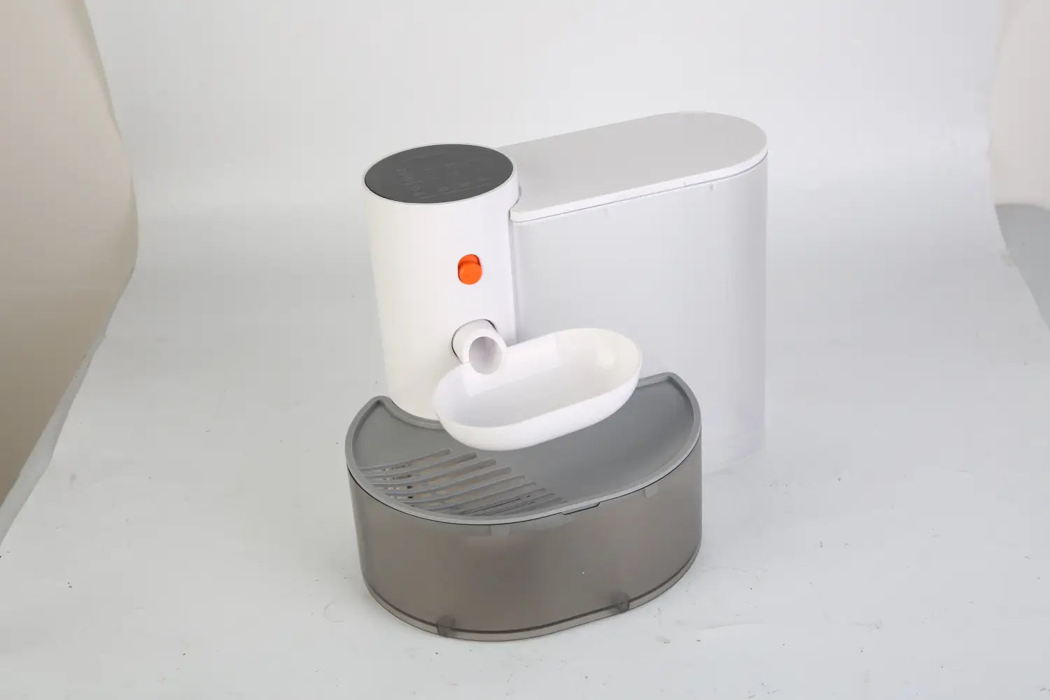 Fontaine à eau intelligente pour animal de compagnie blanche et grise de 3 L, sans fil, rechargeable, avec une cuvette, au design moderne et épuré, dotée d’un voyant indicateur orange.