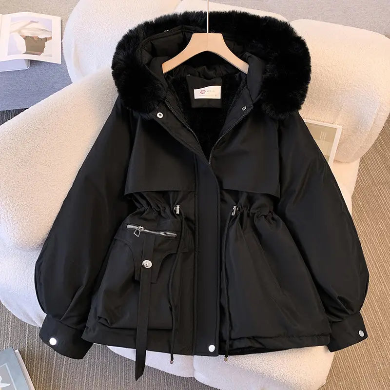 Damen-Winterparka mit mittlerer Länge und schmaler Passform aus Baumwolle mit wattierter Fütterung in Schwarz mit kuscheliger Kunstfellkapuze sowie Fronttaschen mit Reißverschlussverschlüssen.
