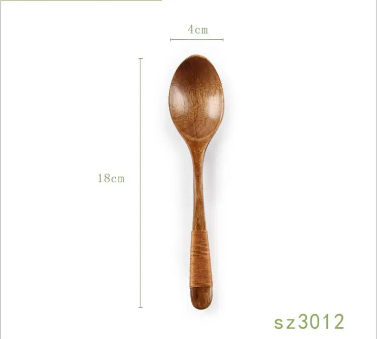 Ein 18 cm langer Holzlöffel mit einer glatten, warmbraunen Oberfläche und einem strukturierten, geflochtenen Band um den Griff aus einem Holzlöffel-Set mit strukturiertem Griff und geflochtenen Griffen.