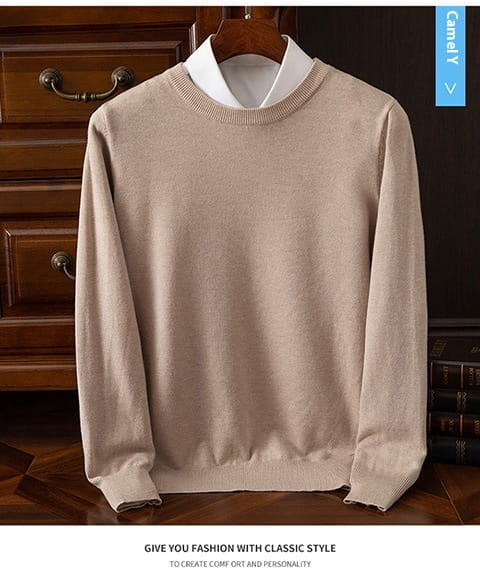 Suéter tipo pulóver de cuello redondo acanalado para hombre color beige, con tejido de punto con textura sutil y puños acanalados, mostrado sobre una camisa con cuello blanco.