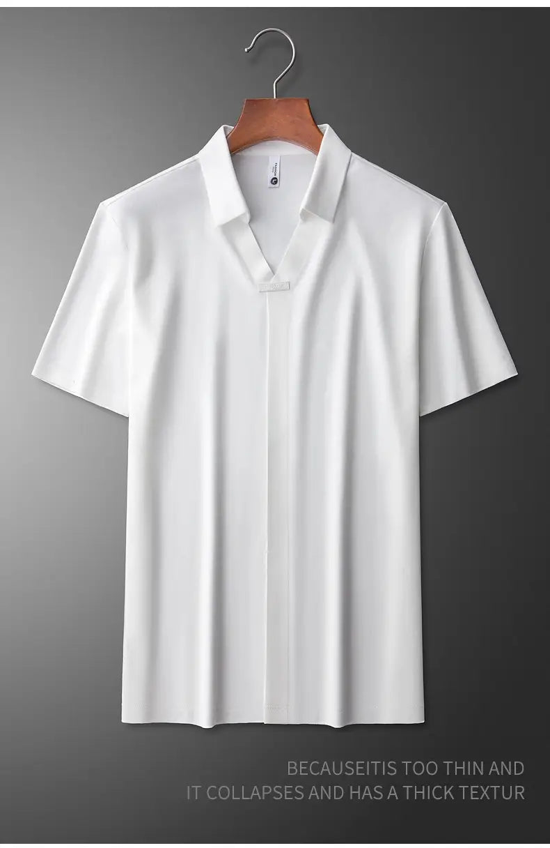 Herren-Slim-Fit-Poloshirt aus melierter Baumwollmischung mit Strukturoptik in Weiß, kurzarm, mit klassischem Kragen und Knopfleiste; auf einem Holzbügel hängend.