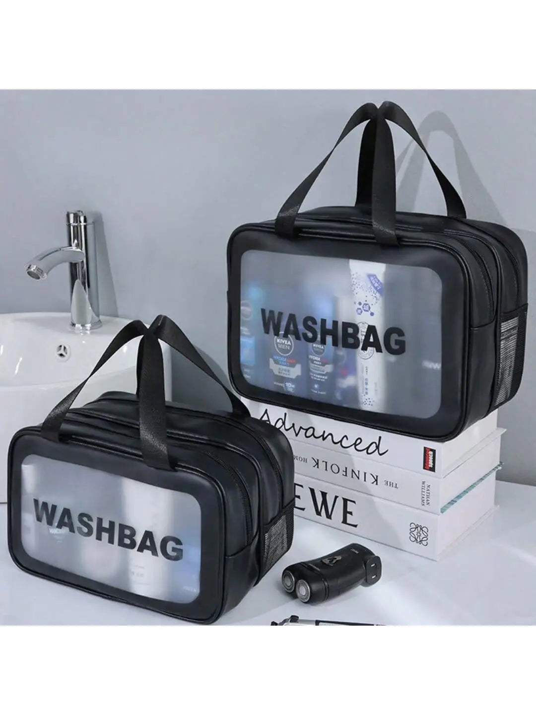 Schwarze Reisekosmetiktasche mit transparentem Frontpanel und auffälliger washbag-Schrift in Schwarz; ausgelegt für Trennung von trocken und nass und zur Organisation der Wäsche.