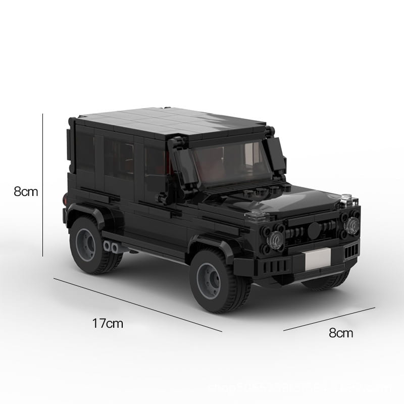 Modèle noir en style LEGO représentant une Mercedes-Benz G-Wagon réalisée à partir de blocs, provenant de l’ensemble de course tout-terrain Mercedes G63, présenté depuis l’arrière.