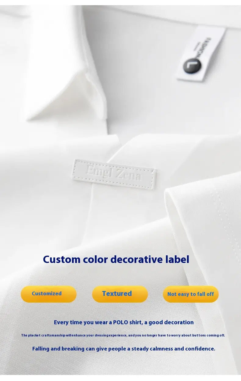 Weiße, strukturierte Zieretikett mit dezent erhabenem Logo, ausgelegt für eine individuelle Farbgebung und eine dauerhafte Befestigung am Herren-Slim-Fit-Poloshirt aus melierter Baumwollmischung mit Strukturoptik.