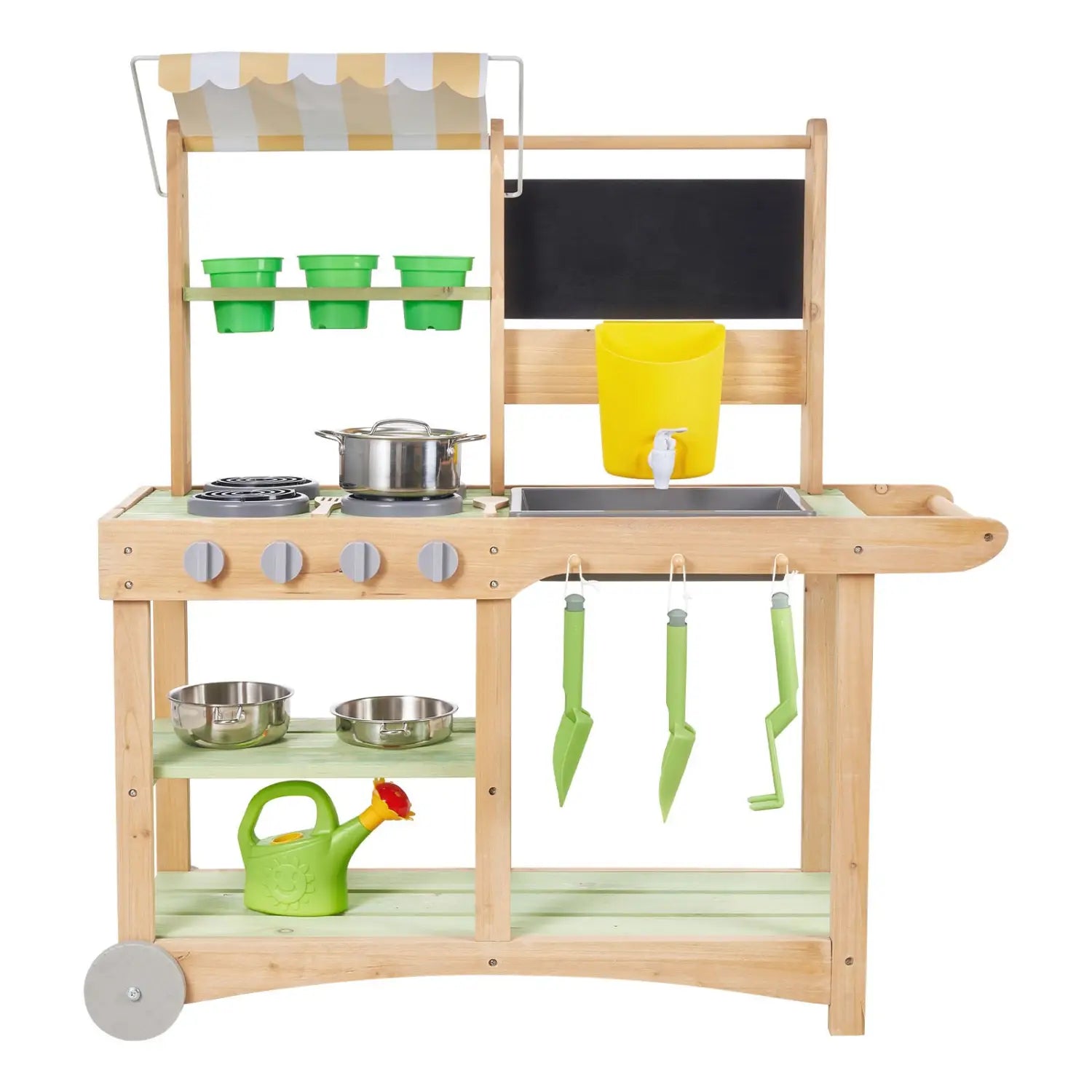 Cocina de barro exterior de madera clara para niños con toldo y ruedas, que incluye macetas de plástico verdes, jarra amarilla y utensilios de cocina de acero inoxidable.