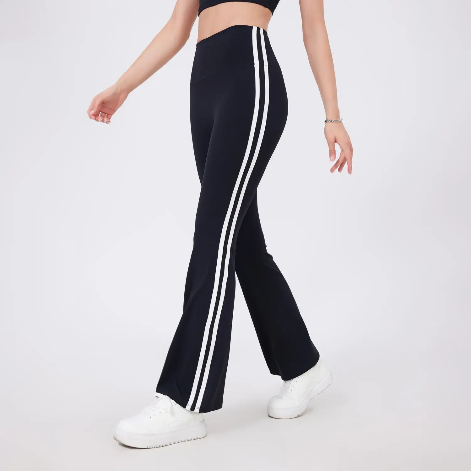 Leggings de yoga évasés taille haute noirs avec deux bandes latérales verticales blanches descendant le long de chaque jambe