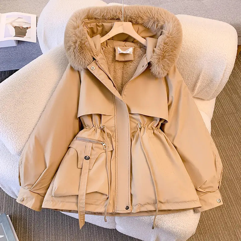 Beige Damen-Winterparka mit mittlerer Länge und schmaler Passform aus Baumwolle mit wattierter Fütterung mit kuscheligem Fellbesatz am Kapuzenrand und verstellbarem Tunnelzug an der Taille.