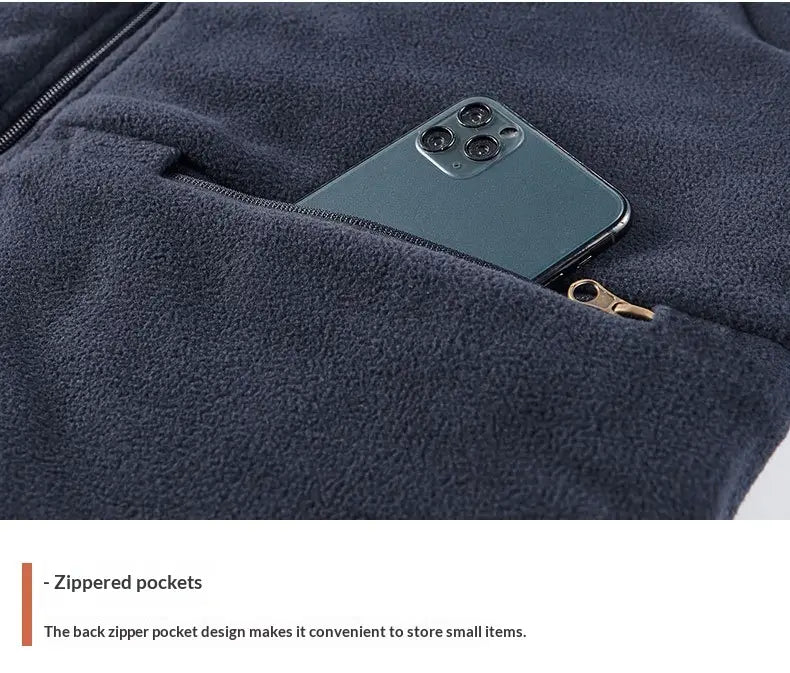 スマートフォンを収納できるジッパーポケットを備えたダークブルーのリバーシブルフリース作業ベスト。