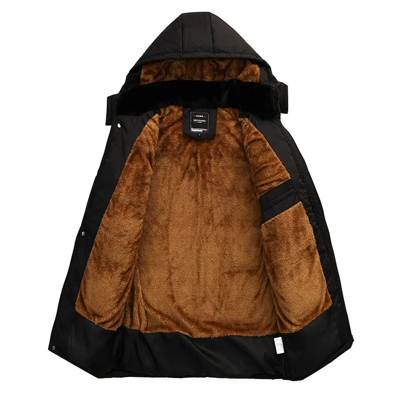 Veste matelassée noire ample à capuche pour homme, doublée en polaire, avec une capuche doublée d’une fausse fourrure marron duveteuse.