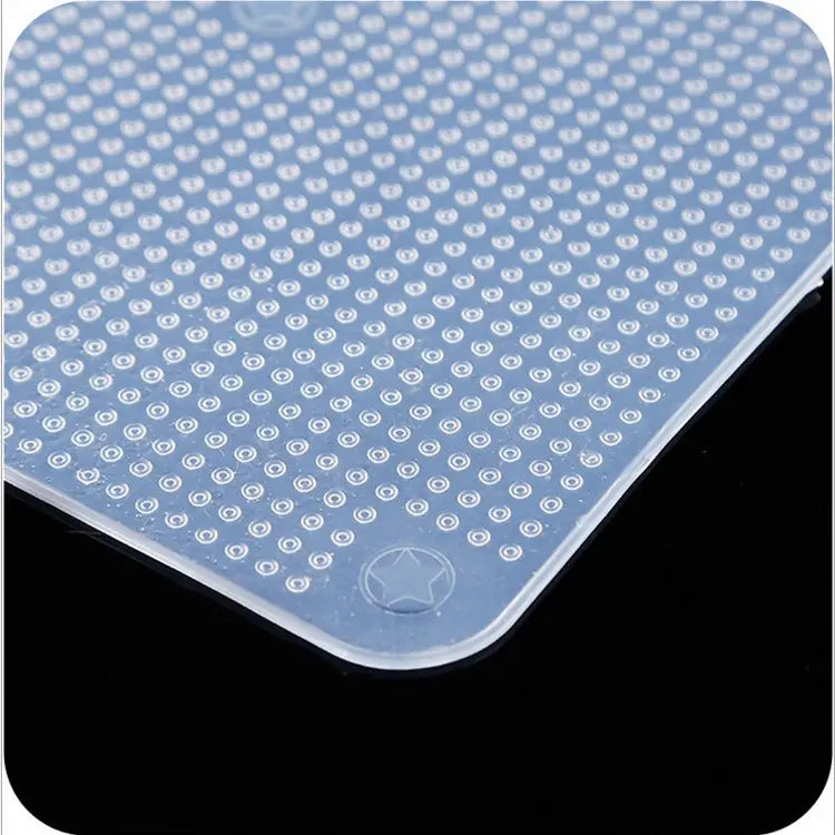 Tapis en silicone bleu transparent, avec des pastilles circulaires en relief et un logo en forme d’étoile en relief au coin, pour couvercles extensibles en silicone réutilisables, lot de 4.
