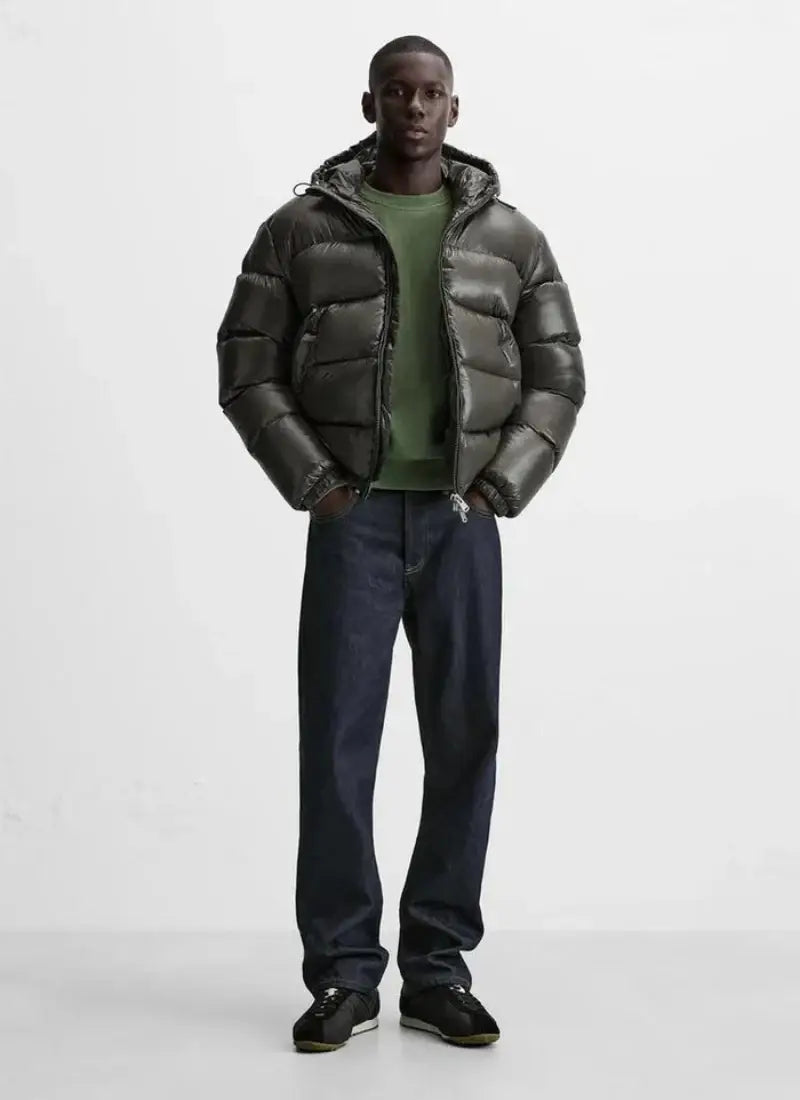 Dunkelolivgrüne glänzende wattierte Kapuzen-Steppjacke mit isolierendem Material, entworfen für kaltes Wetter.