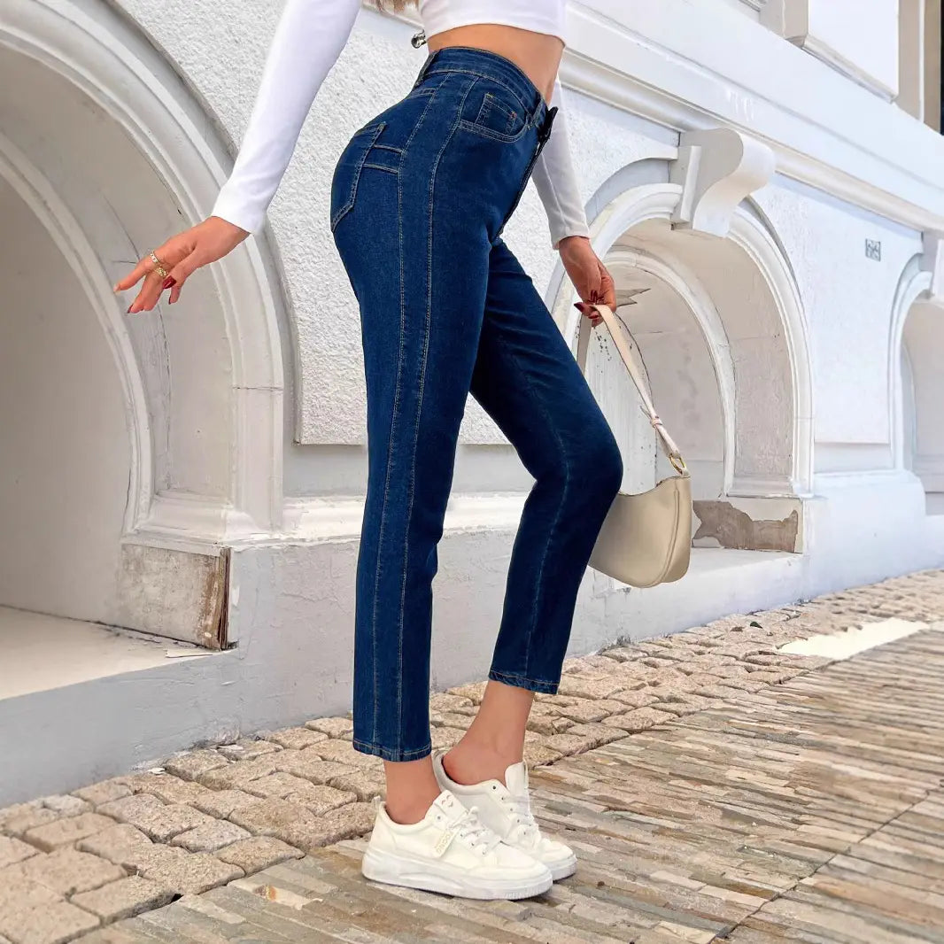 Leggings en jean bleu nuit à taille haute avec coupe droite et ourlet raccourci, réalisés dans un tissu en denim bleu nuit.