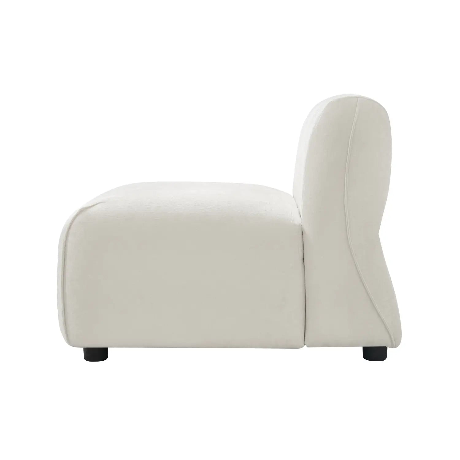 Sillón de acento moderno de líneas curvas color crema, con asiento de sillón de acento tapizado y patas cilíndricas negras, en un diseño minimalista y elegante.