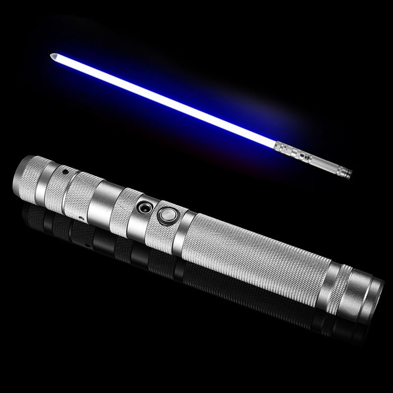 Sabre laser jouet 2-en-1 en métal rgb texturé argenté, avec une lame bleue lumineuse.