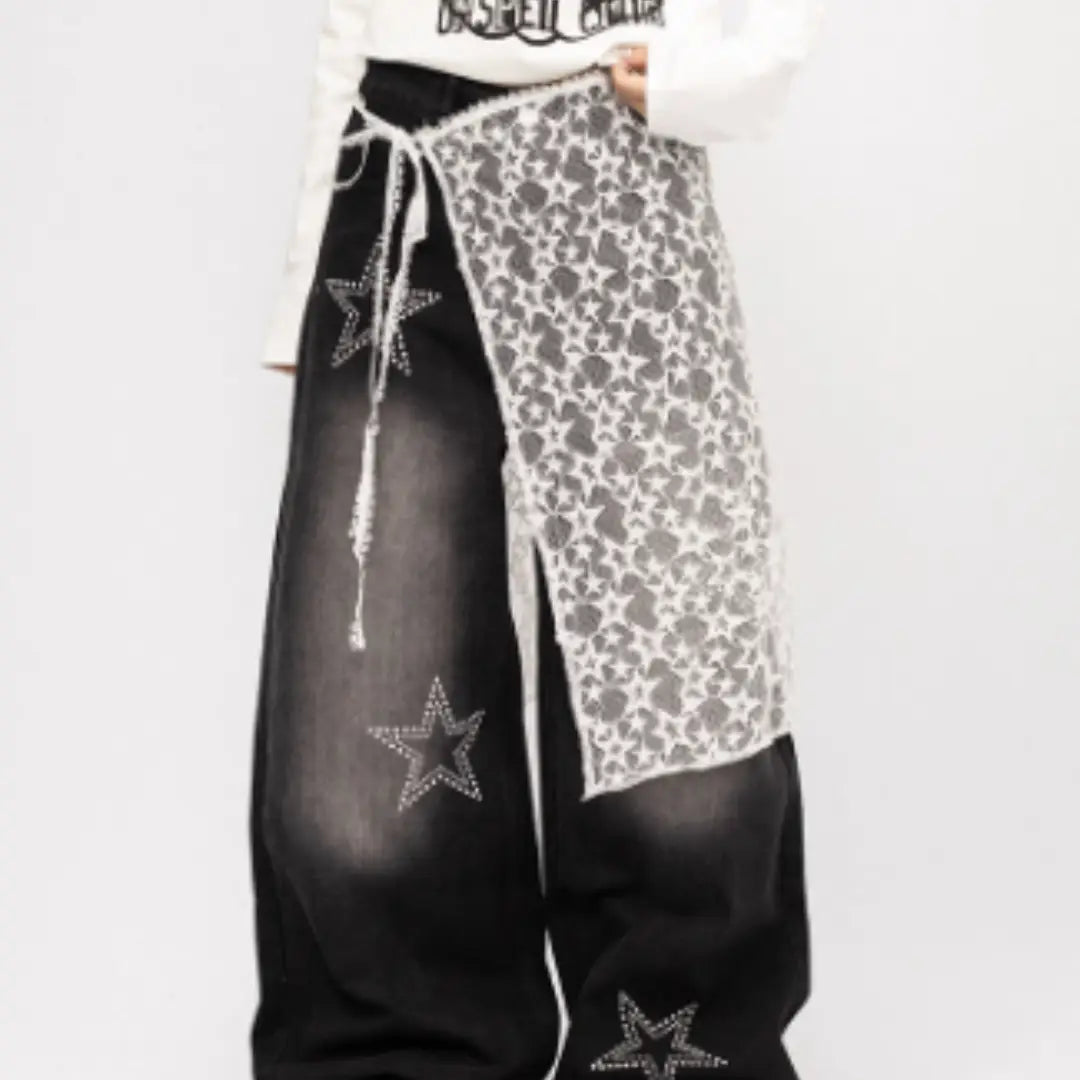 Jean noir à jambes larges avec un panneau en dentelle transparente à motif d’étoiles et des étoiles serties de strass, dans le design en patchwork de dentelle en forme d’étoiles.